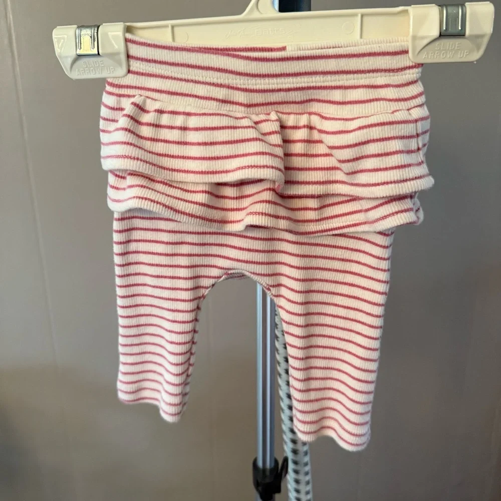 Carter's Baby Girl Bundle 0-3M/3 M 7 pieces. 2 complete sets, 1 romper, &‎ shirt